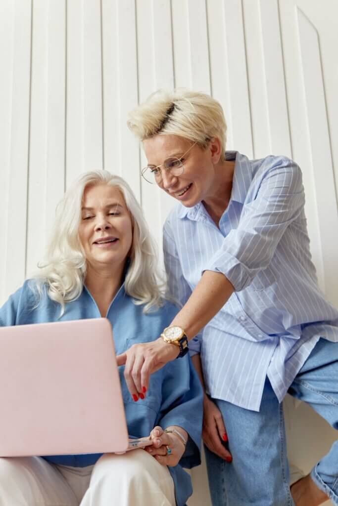 The Best Ways To Stay Connected With Loved Ones In Old Age